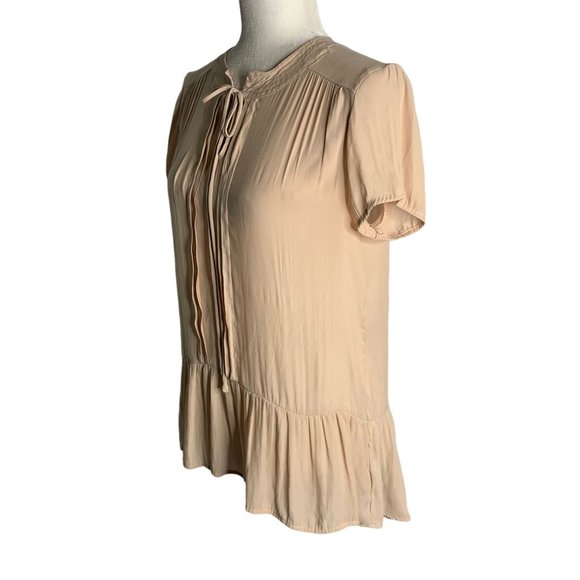 RO & DE Pleated Peplum Blouse Top S Beige Short Sleeve High Low Hem Tie Neck - Picture 3 of 6